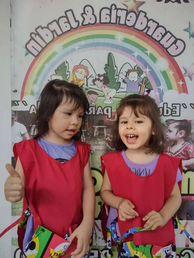 Niños aprendiendo con método Montessori